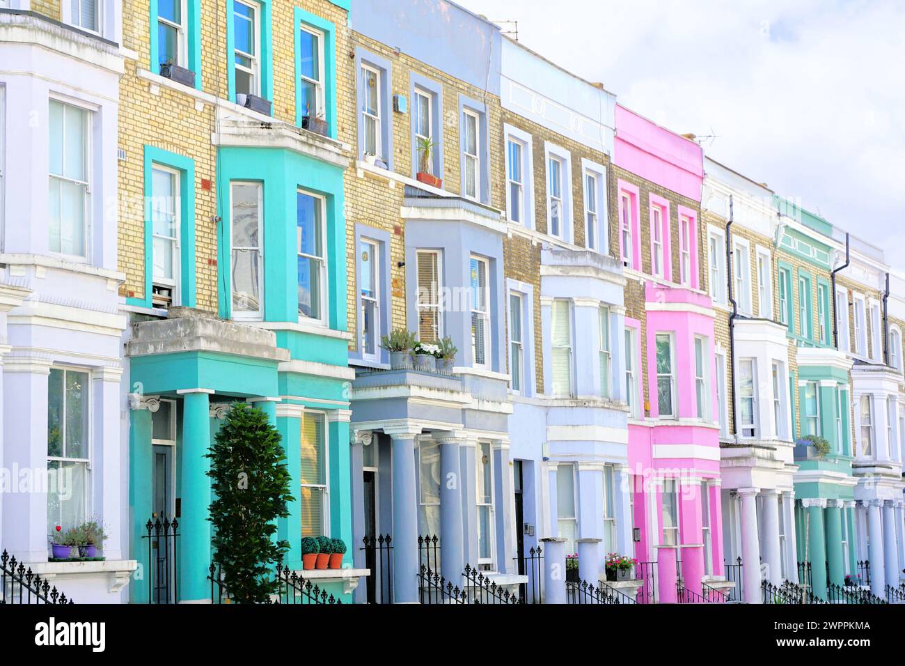 Belle e colorate case pastello di Notting Hill, Londra, Inghilterra Foto Stock