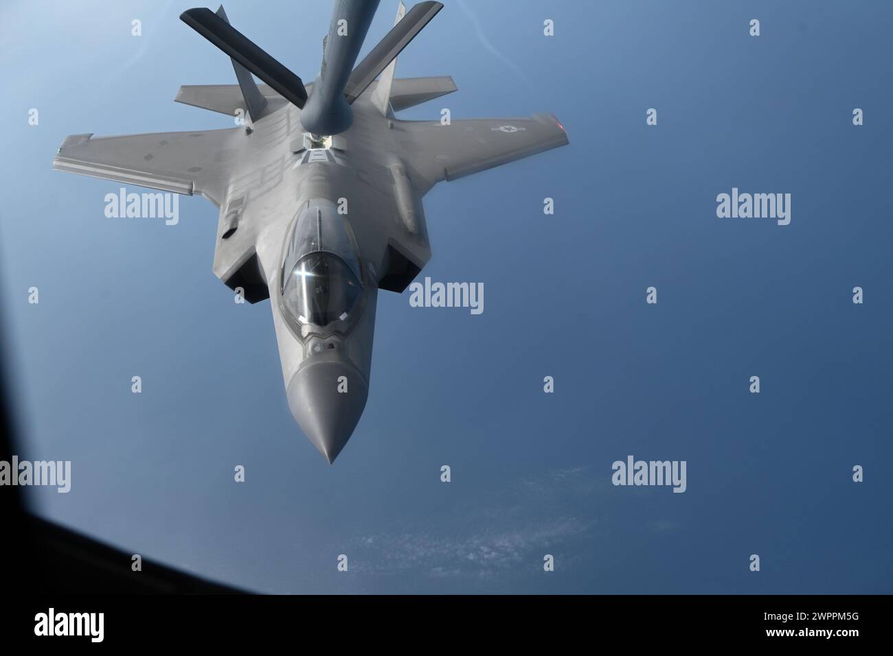 Golfo del Messico, Stati Uniti. 1° marzo 2024. Un F-35A Lightning II della United States Air Force, assegnato ai Nomads del 33rd Fighter Wing, si avvicina per fare rifornimento da un KC-135 Stratotanker dell'Air Force, il 1 marzo 2024, sopra il Golfo del Messico. Credito: SRA Jessica Do/U.S. Air Force/Alamy Live News Foto Stock