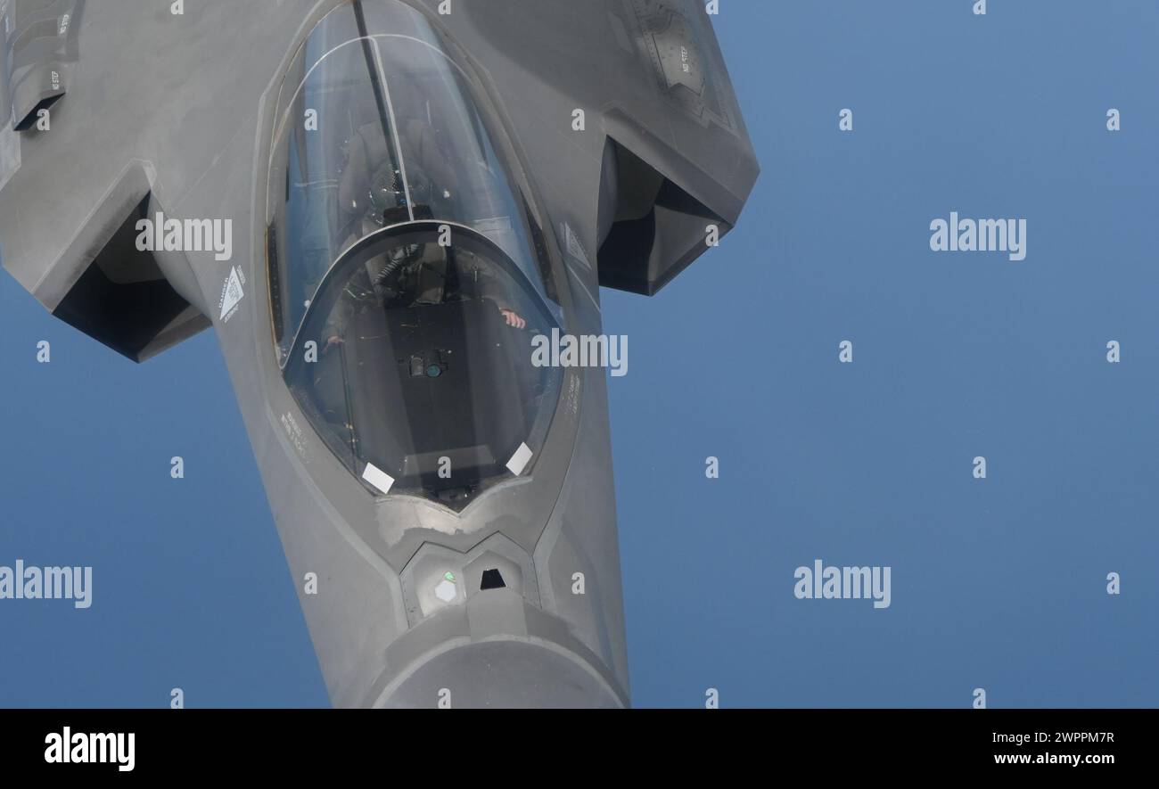 Golfo del Messico, Stati Uniti. 1° marzo 2024. Un F-35A Lightning II della United States Air Force, assegnato ai Nomads del 33rd Fighter Wing, si rifornisce da un KC-135 Stratotanker dell'Air Force, il 1° marzo 2024 sul Golfo del Messico. Credito: SRA Jessica Do/U.S. Air Force/Alamy Live News Foto Stock