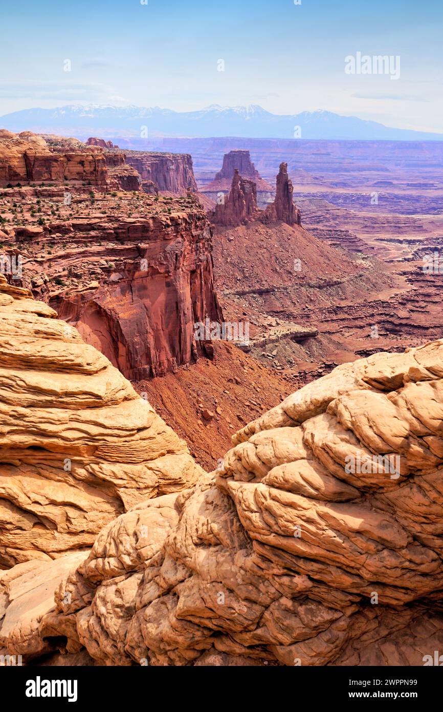 Vista del Parco Nazionale delle Canyonlands sulla valle con il Washer Woman Arch e la Airport Tower, Utah, Stati Uniti Foto Stock