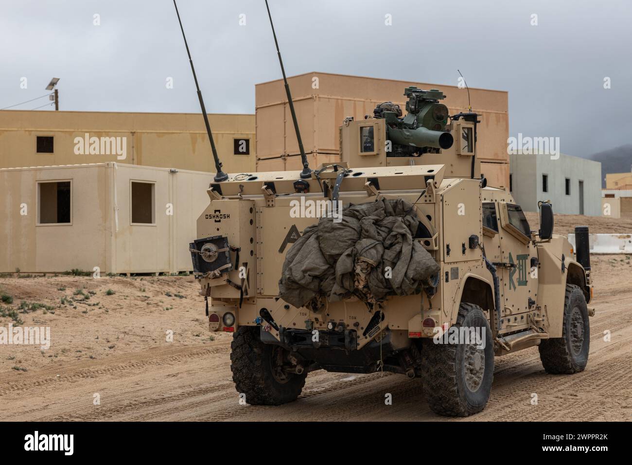 Un veicolo tattico leggero congiunto del corpo dei Marines degli Stati Uniti assegnato al 3rd Battalion, 7th Marine Regiment, 1st Marine Division, pattuglia durante l'esercitazione militare della Marine Air-Ground Task Force come parte del Service Level Training Exercise 2-24 al Range 220, Marine Corps Air-Ground Combat Center, Twentynine Palms, California, 20 febbraio 2024. MWX è l'evento culminante di SLTE 2-24, che migliora le capacità operative e la letalità dei membri del servizio degli Stati Uniti e degli alleati come MAGTF. (Foto del corpo dei Marines degli Stati Uniti di Josiah Jorgensen) Foto Stock