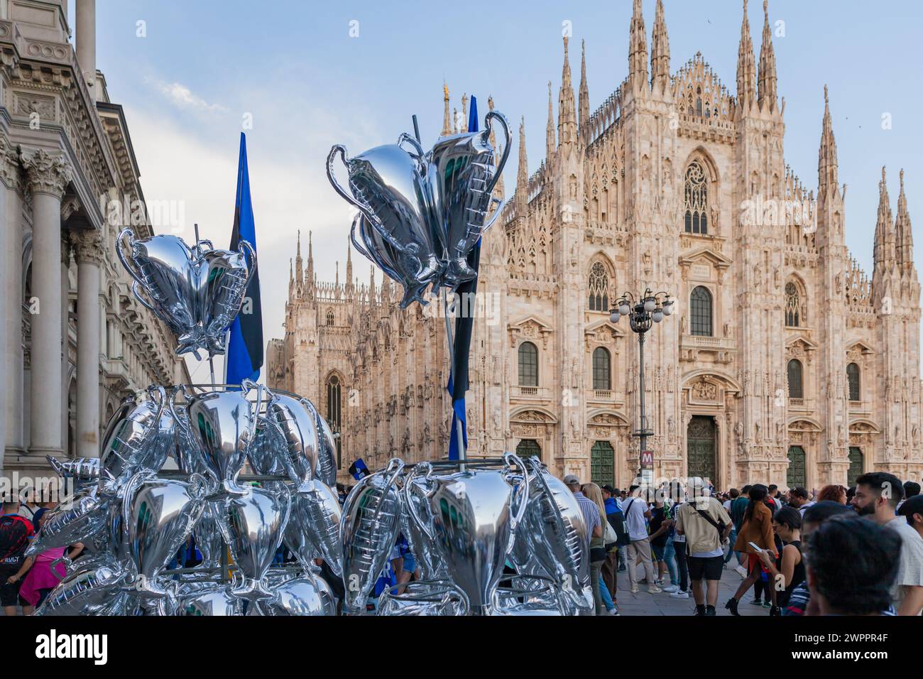 Milano, Italia - 10 giugno 2023: Coppe celebrative in preparazione delle partite di Champions League dell'Inter in Piazza Duomo a Milano Foto Stock