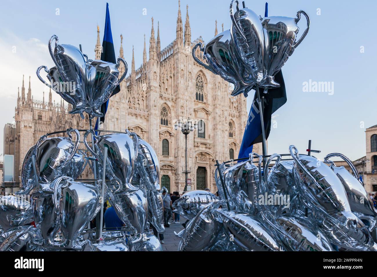 Milano, Italia - 10 giugno 2023: Coppe celebrative in preparazione delle partite di Champions League dell'Inter in Piazza Duomo a Milano Foto Stock