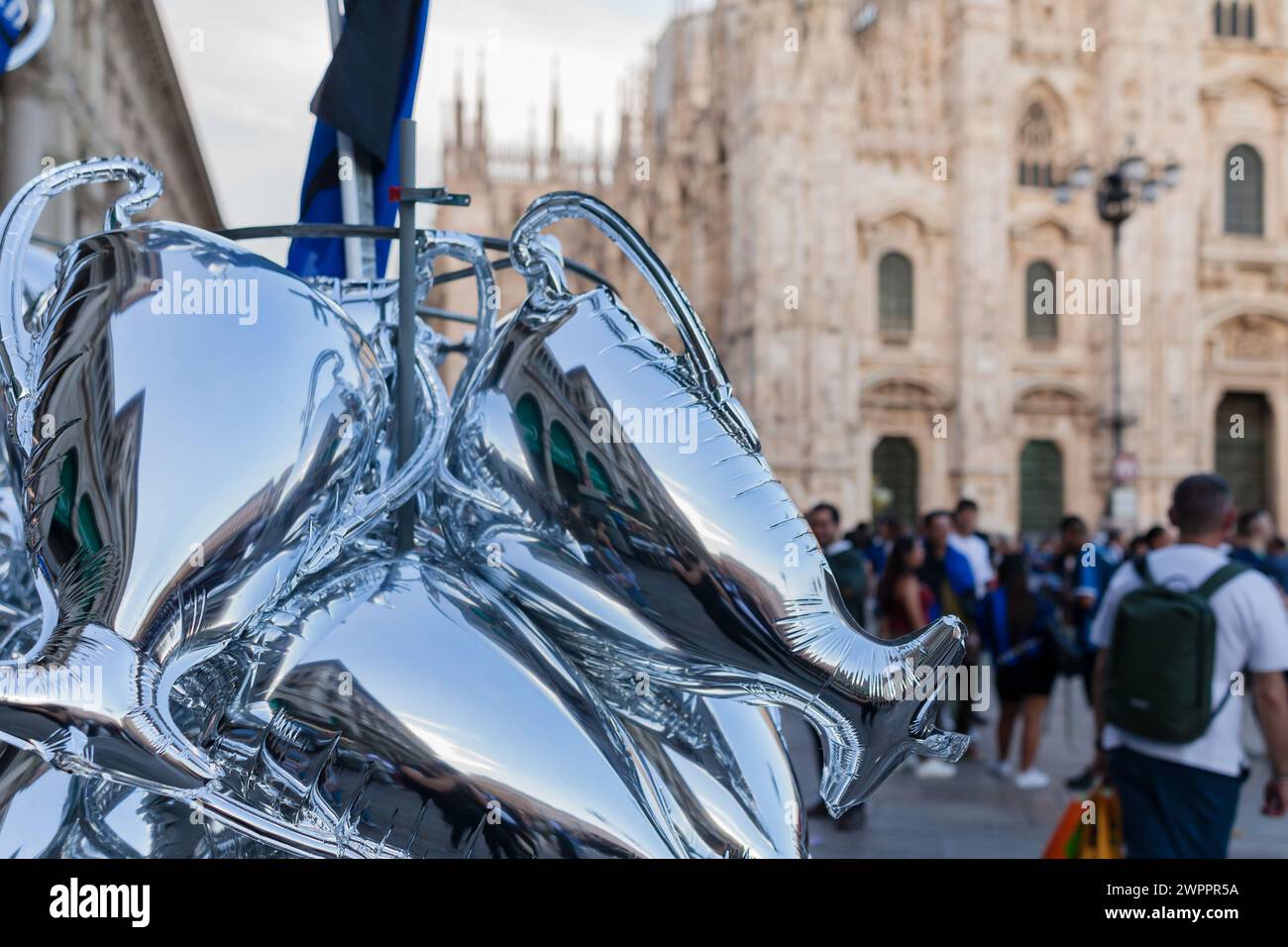 Milano, Italia - 10 giugno 2023: Coppe celebrative in preparazione delle partite di Champions League dell'Inter in Piazza Duomo a Milano Foto Stock