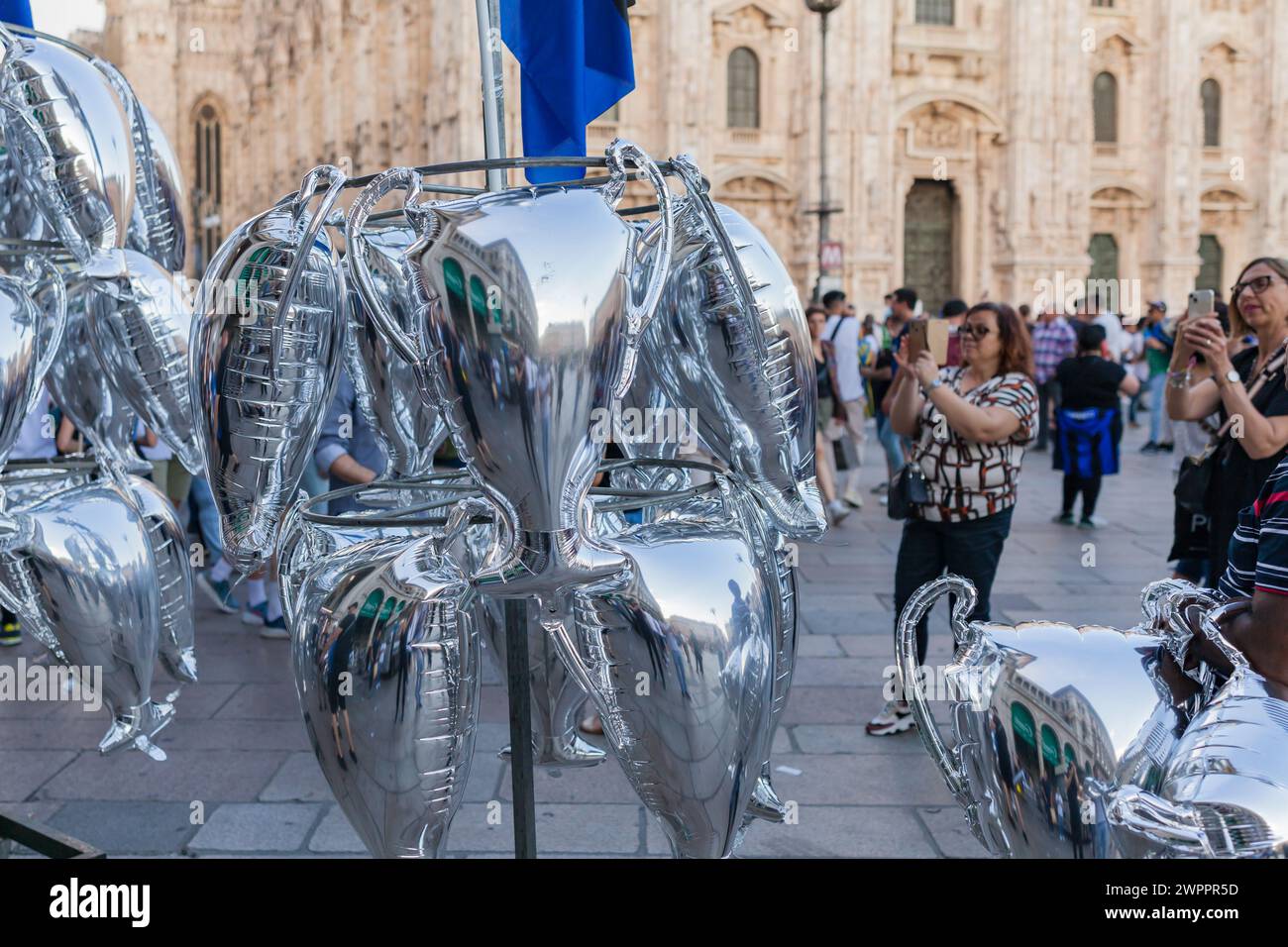 Milano, Italia - 10 giugno 2023: Coppe celebrative in preparazione delle partite di Champions League dell'Inter in Piazza Duomo a Milano Foto Stock