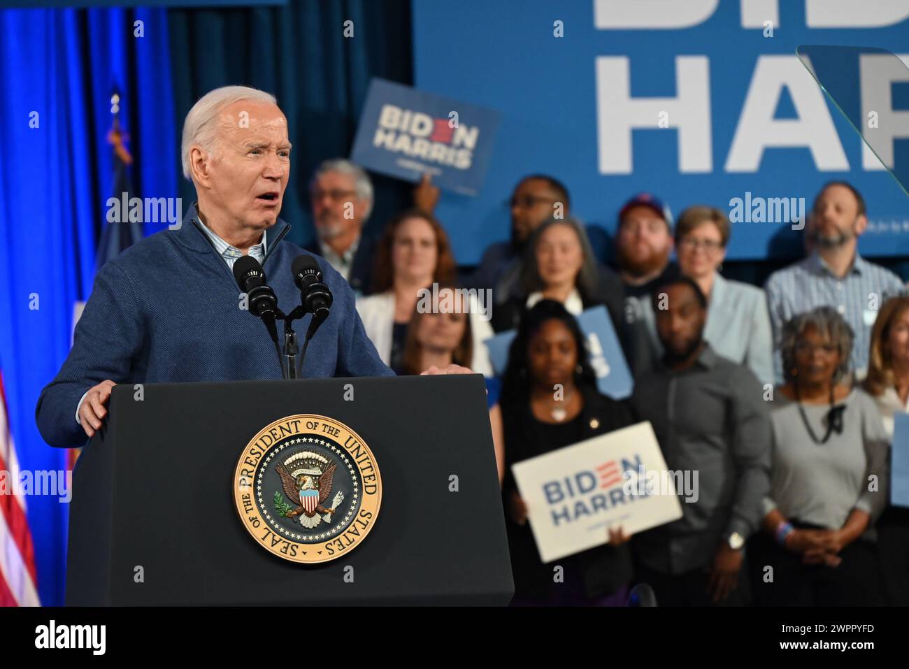 Wallingford, Pennsylvania, Stati Uniti. 8 marzo 2024. (NUOVO) il presidente degli Stati Uniti Joe Biden ha rilasciato le sue osservazioni a un evento della campagna, venerdì sera a Wallingford, Pennsylvania. 8 marzo 2024, Wallingford, Pennsylvania, Stati Uniti: Un giorno dopo il discorso sullo stato dell'Unione al Campidoglio, il presidente degli Stati Uniti Joe Biden pronunciò le sue osservazioni in un Campaign Event alla Strath Haven Middle School. (Credit Image: © Kyle Mazza/TheNEWS2 via ZUMA Press Wire) SOLO PER USO EDITORIALE! Non per USO commerciale! Foto Stock