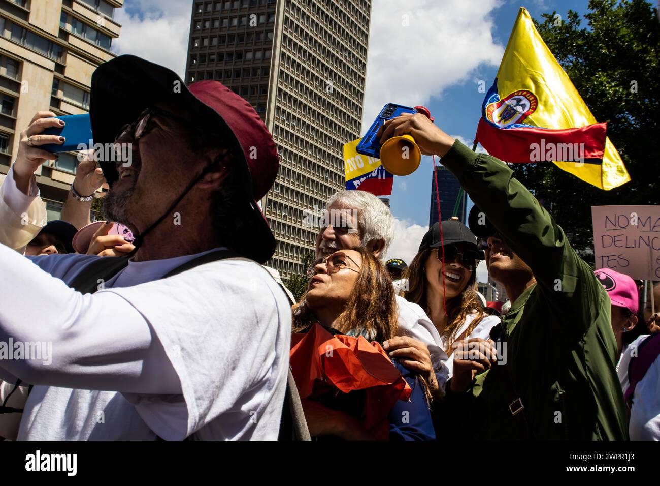 BOGOTÀ, COLOMBIA - 6 MARZO 2024. March chiede l'impeachment di Gustavo Petro. marcia pacifica di protesta a Bogotà in Colombia contro il governo Foto Stock