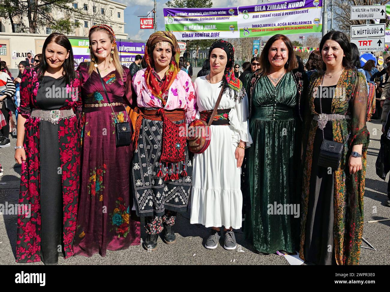 Le donne curde hanno indossato i loro abiti tradizionali durante il rally della giornata internazionale della donna a Diyarbakir. La giornata internazionale della donna è stata celebrata con una manifestazione a Diyarbakir, Turchia, alla quale hanno partecipato centinaia di donne curde nei loro abiti tradizionali. Raduno organizzato dal movimento delle donne libere curde (Tevgera Jinên Azad-TJA) e dall'Assemblea delle donne del Partito per l'uguaglianza e la democrazia dei popoli (Partito DEM) con lo slogan "Bi jin jiyan azadiye ber bi azadiye ve" (verso la libertà con "donne, vita, libertà”). Durante la manifestazione sono stati fatti discorsi che hanno sottolineato l'importanza della lotta delle donne Foto Stock