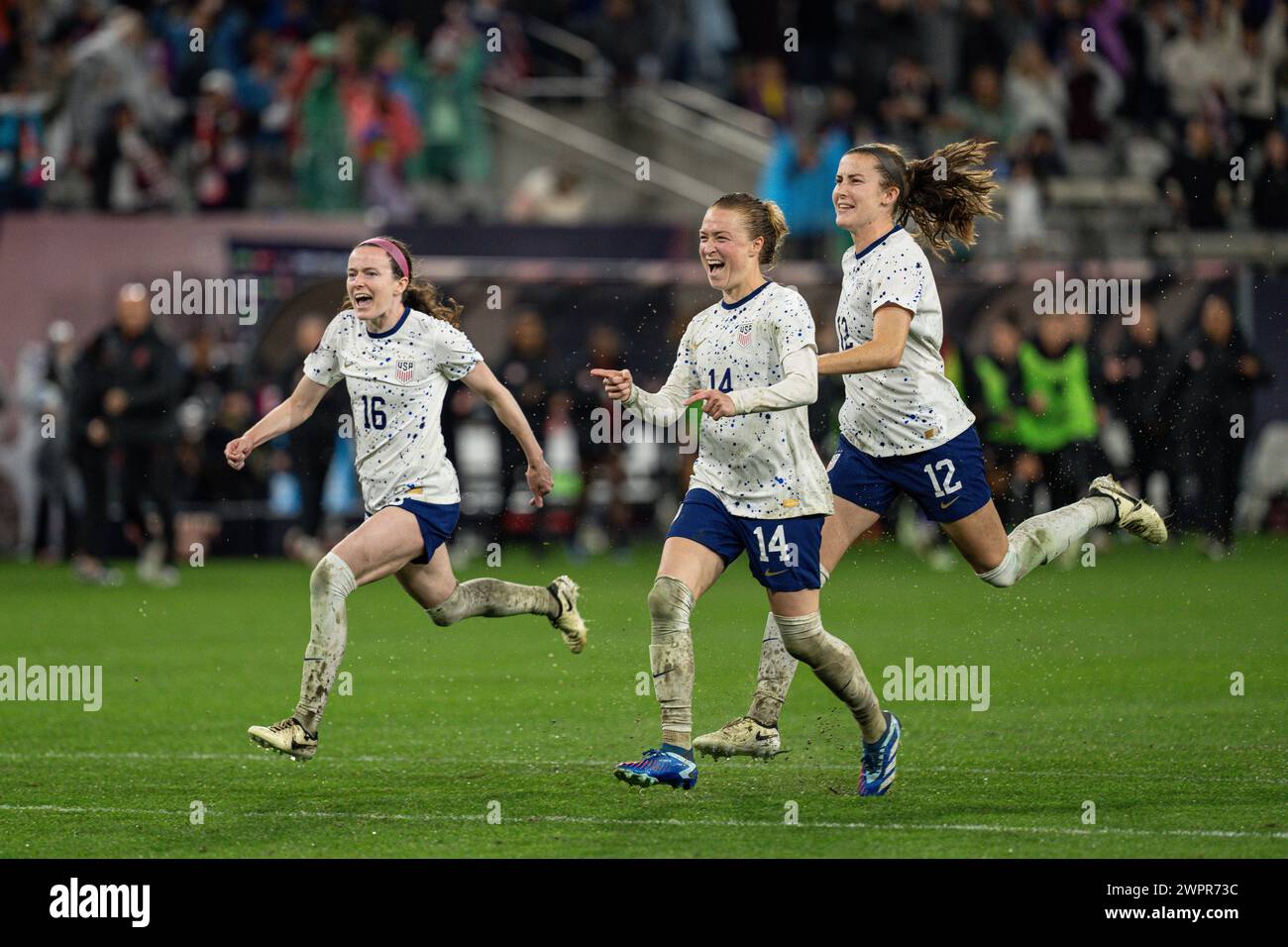 La centrocampista degli Stati Uniti Emily Sonnett (14) festeggia con la centrocampista Rose Lavelle (16) e la difensore Tierna Davidson (12) dopo aver vinto la CONCACAF W Foto Stock