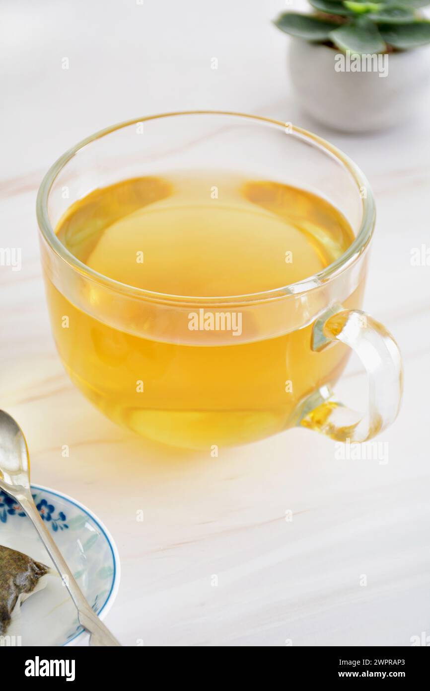 Il tè verde è raccomandato dagli esperti di salute a causa delle sue proprietà antiossidanti. Foto Stock