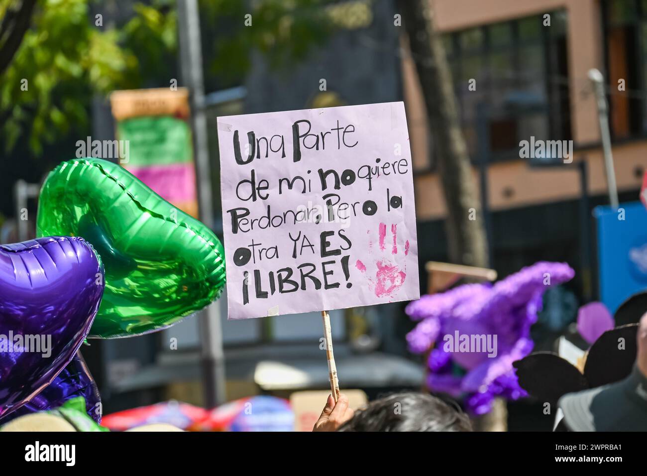 Cuauhtemoc, CDMX, Messico - 03 08 2024 marcia femminista contro la violenza delle donne per la giornata internazionale delle donne a città del Messico Foto Stock