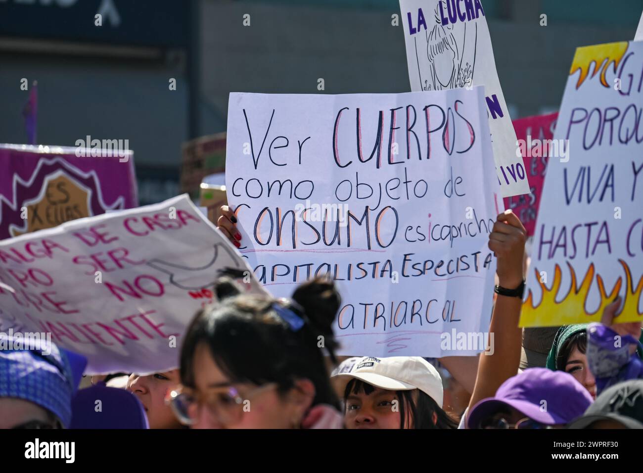 Cuauhtemoc, CDMX, Messico - 03 08 2024 marcia femminista contro la violenza delle donne per la giornata internazionale delle donne a città del Messico Foto Stock