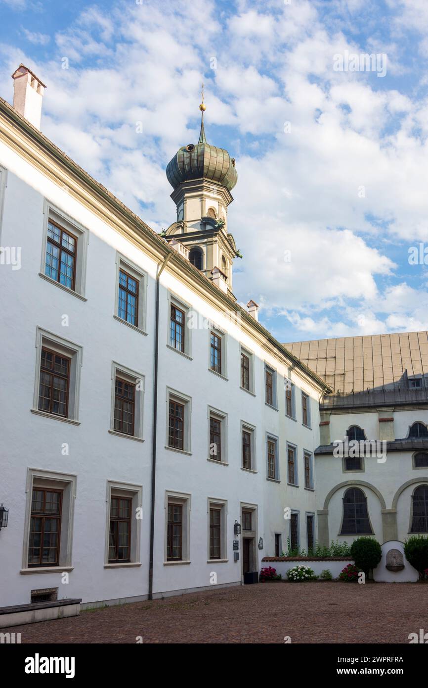 Sala Tirolo: Cortile dell'ex Collegio dei Gesuiti, oggi Bezirksgericht (tribunale distrettuale), chiesa Jesuitenkirche nella regione Hall-Wattens, Tirolo, Tirolo, Foto Stock