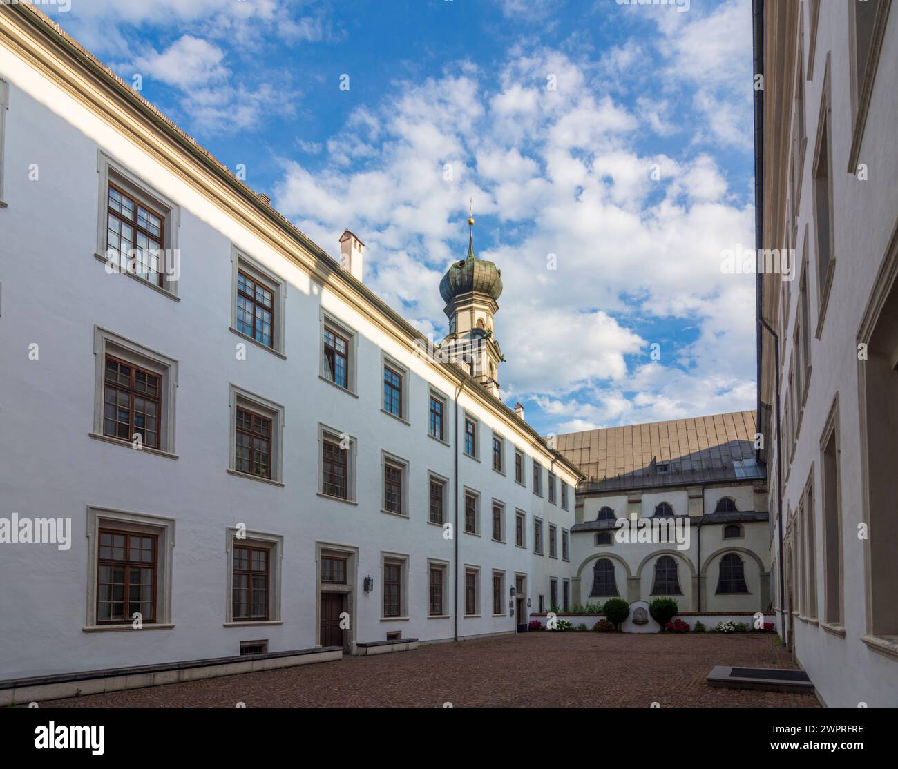 Sala Tirolo: Cortile dell'ex Collegio dei Gesuiti, oggi Bezirksgericht (tribunale distrettuale), chiesa Jesuitenkirche nella regione Hall-Wattens, Tirolo, Tirolo, Foto Stock