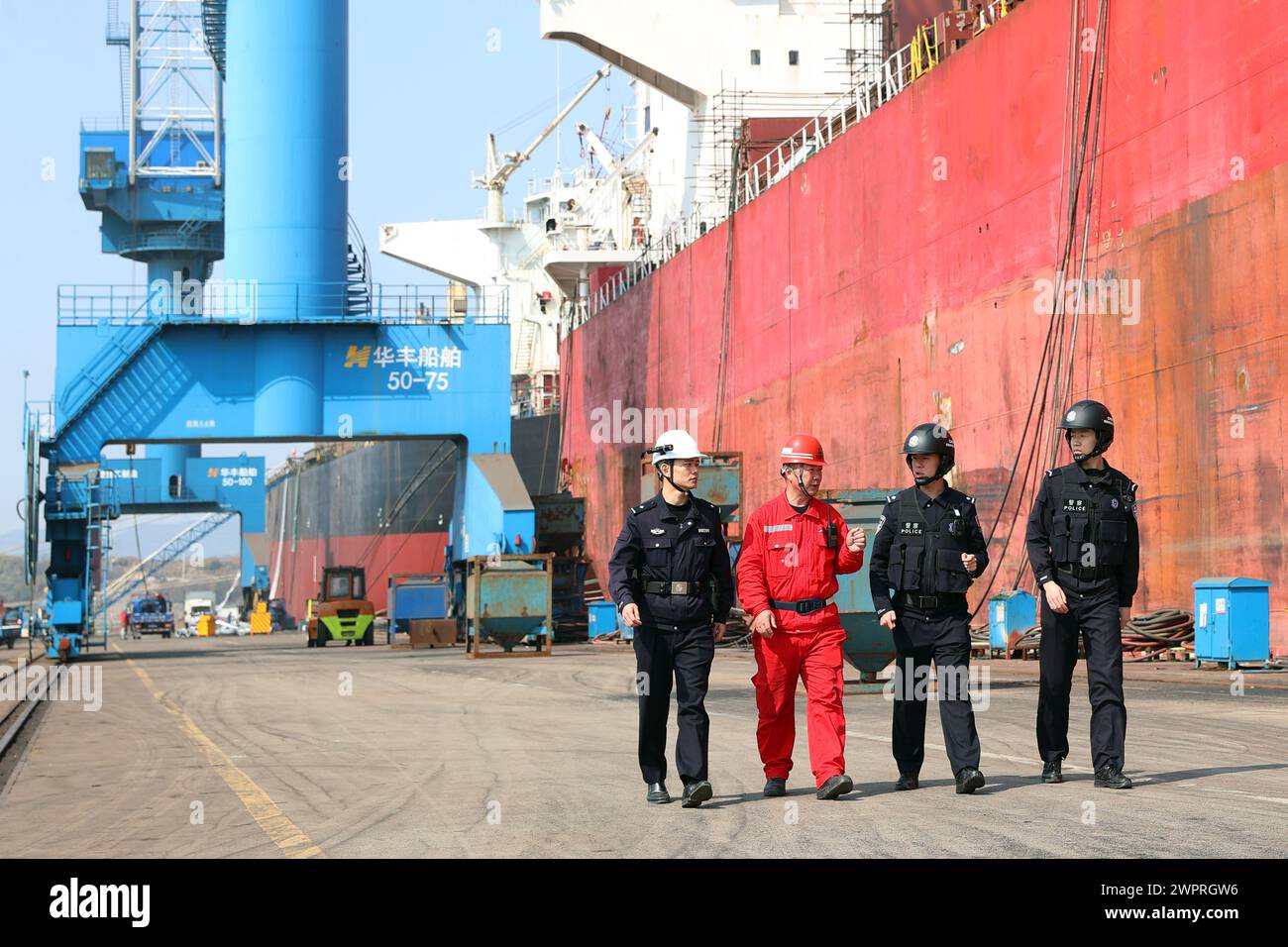 ZHOUSHAN, CINA - 9 MARZO 2024 - Police in the area of Ship Enterprises to understand the relevant situation of Enterprise safety Production, 9 marzo Foto Stock