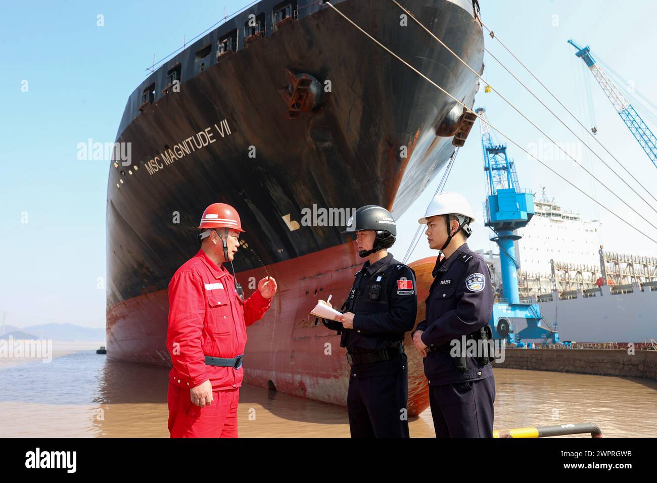 ZHOUSHAN, CINA - 9 MARZO 2024 - Police in the area of Ship Enterprises to understand the relevant situation of Enterprise safety Production, 9 marzo Foto Stock