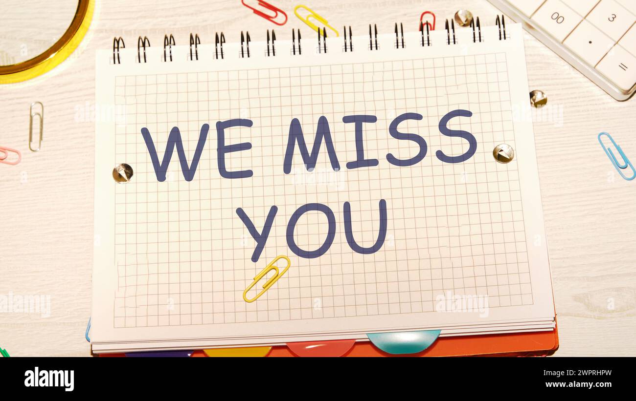 ci manchi il testo scritto su un taccuino in una gabbia Foto Stock