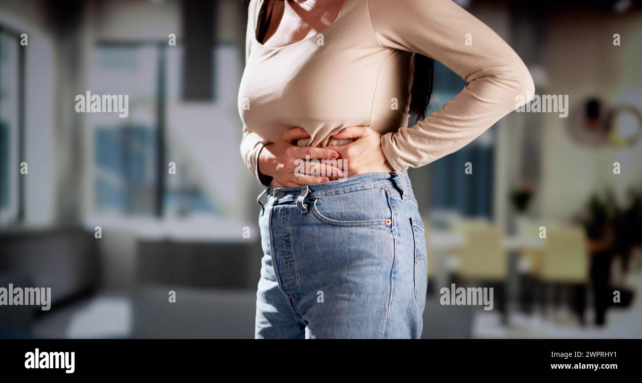 Dolore addominale del fegato e crampi derivanti dal consumo di alcol Foto Stock