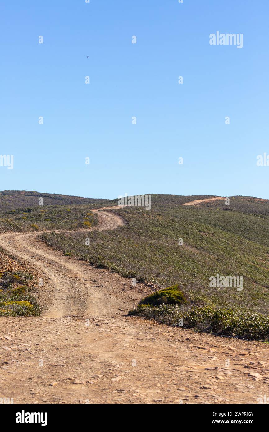 Strada che conduce ad una spiaggia vicino ad Aljezur in Portogallo Foto Stock