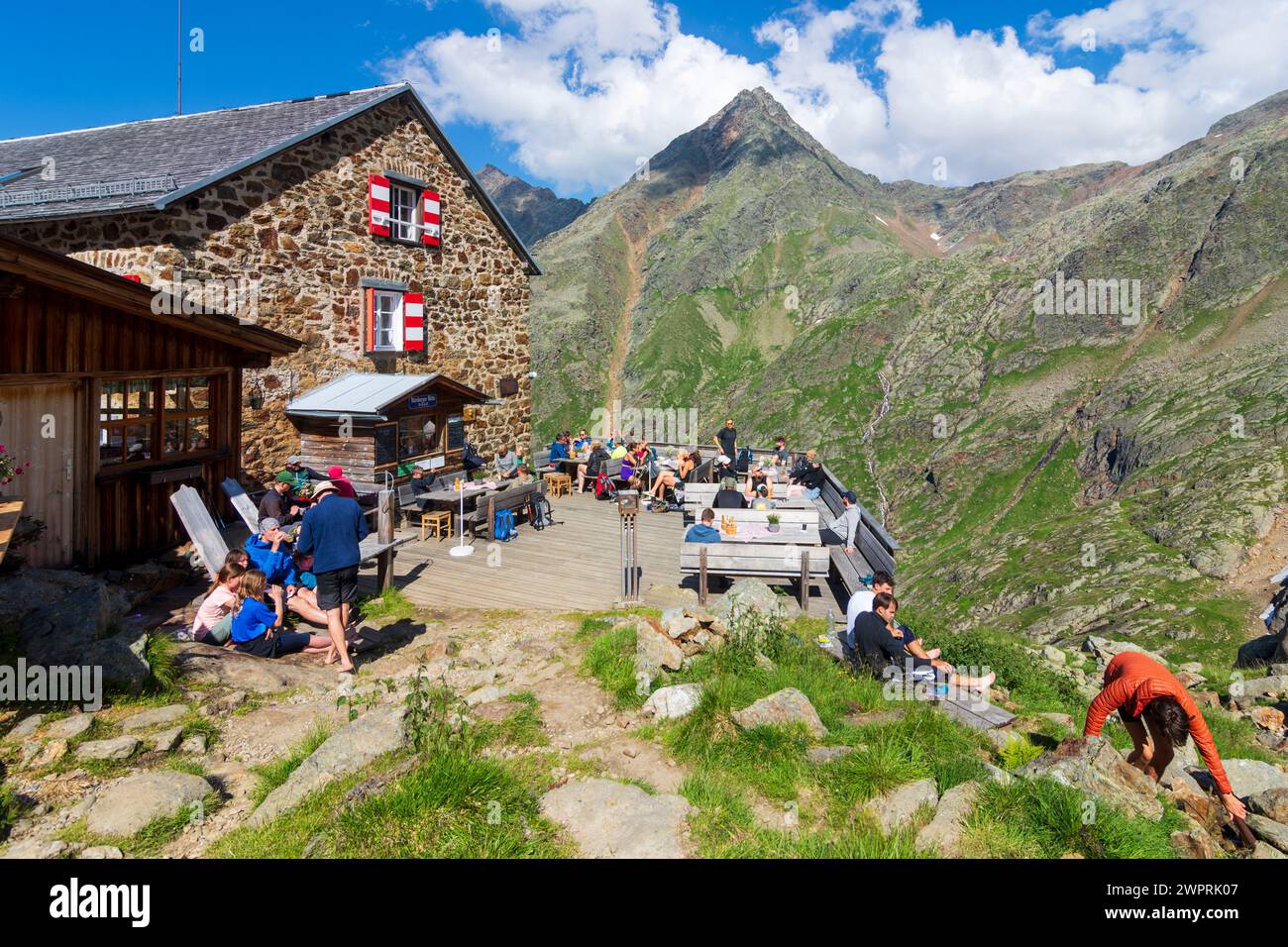 Stubaier Alpen (Alpi dello Stubai): Rifugio Nürnberger Hütte, escursionista riposante e rilassante a Stubaital, Tirolo, Tirolo, Austria Foto Stock