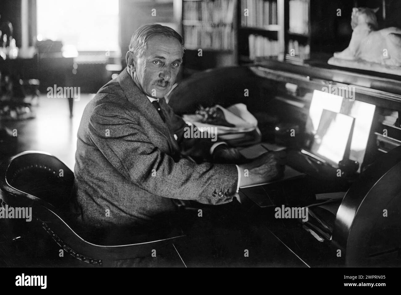 Henry Fairfield Osborn (1857-1935), paleontologo americano, geologo e sostenitore dell'eugenetica. Osborn è stato presidente dell'American Museum of Natural History per 25 anni ed è stato cofondatore dell'American Eugenics Society. Foto Stock