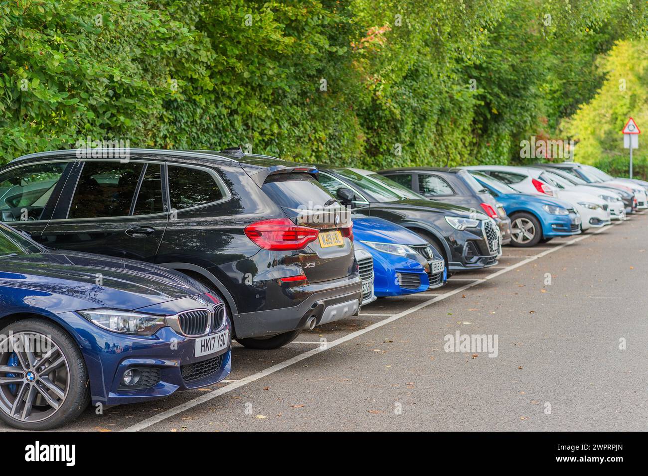 parcheggio, stazione ferroviaria di solihull, midlands occidentali, inghilterra, regno unito, auto di lusso di classe media Foto Stock