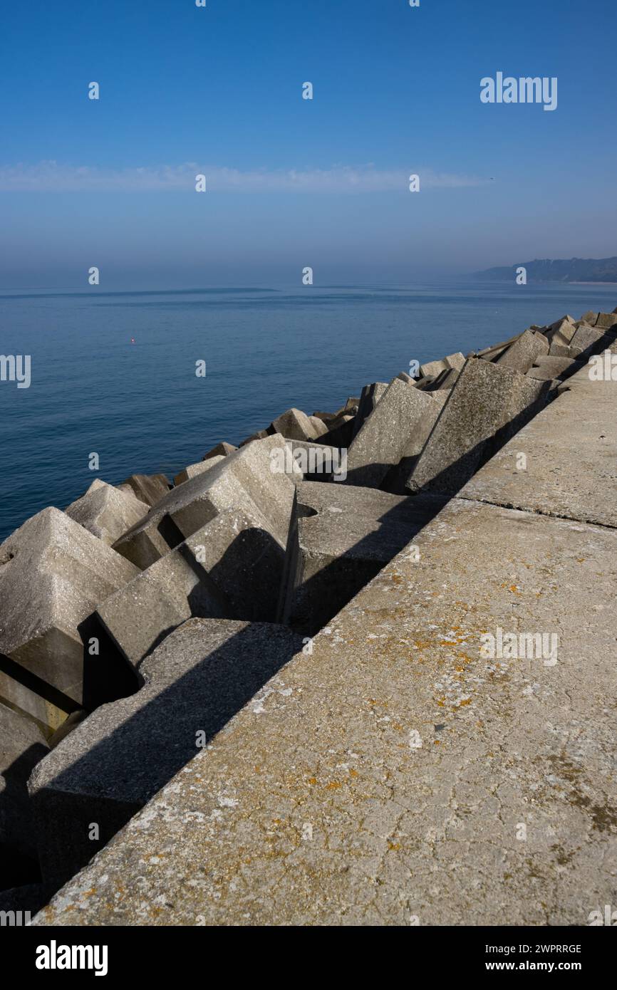 Breakwater protegge un muro del porto Foto Stock