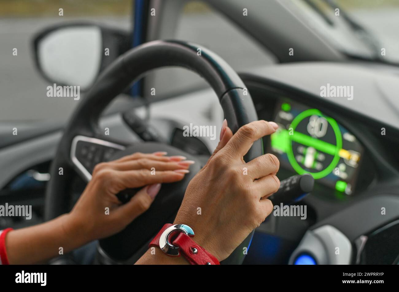 mani femminili sul volante. concetto Foto Stock