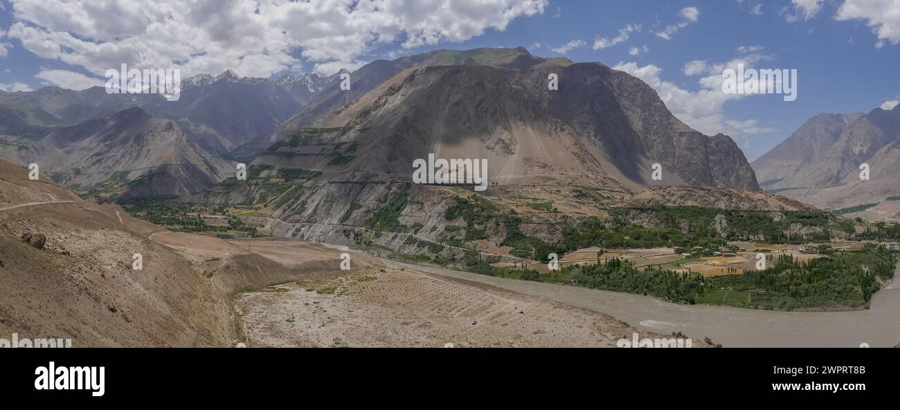 Vista panoramica del paesaggio lungo l'autostrada Pamir della valle del fiume Panj al confine con Afghanistan, Vanch, Gorno-Badakhshan, Tagikistan Foto Stock