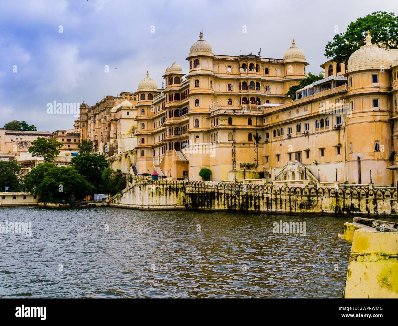 Esterno del complesso City Palace (Raj Mahal) lungo la riva orientale del lago Pichola, Udaipur, Rajasthan, India Foto Stock