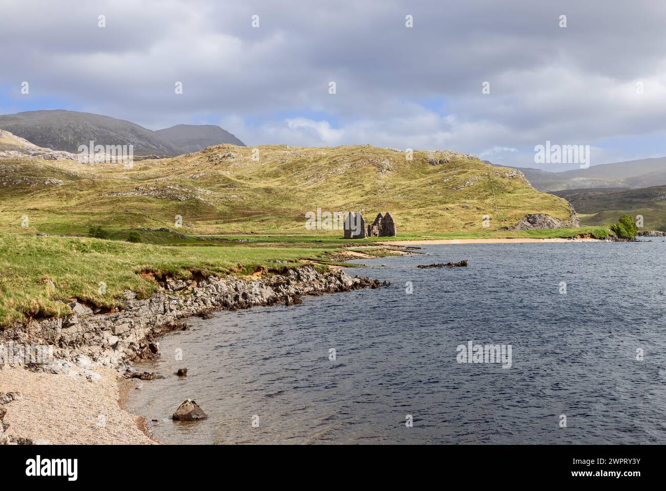 Le rovine di calda House, sullo sfondo mozzafiato delle Highlands scozzesi, offrono uno scorcio sul passato storico della Scozia. Circondato da un tappeto Foto Stock