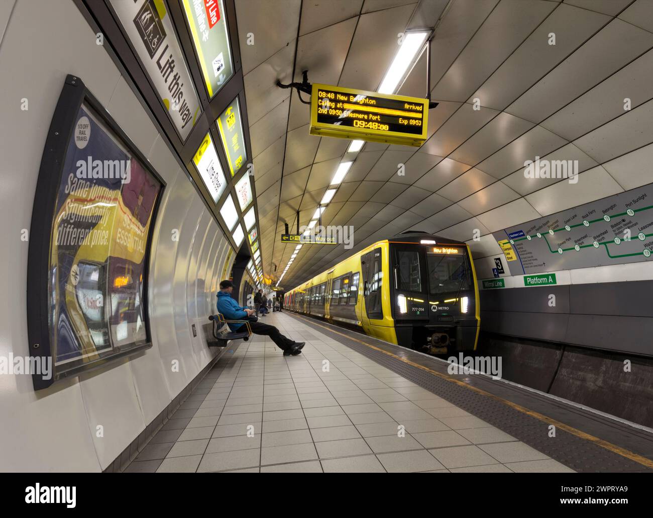 Treno elettrico Merseyrail Stadler classe 777 777017 presso la stazione della metropolitana di Liverpool Lime Street Low Level, Liverpool, Regno Unito Foto Stock