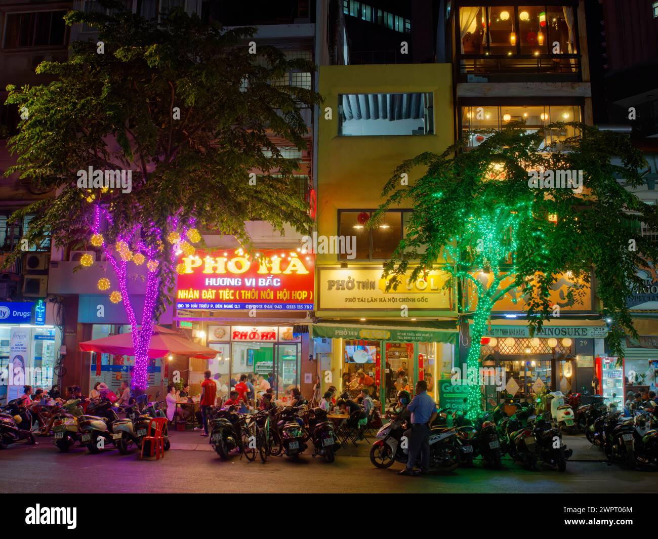 Piccoli negozi a Night ho chi Minh City Vietnam TV000619 Foto Stock