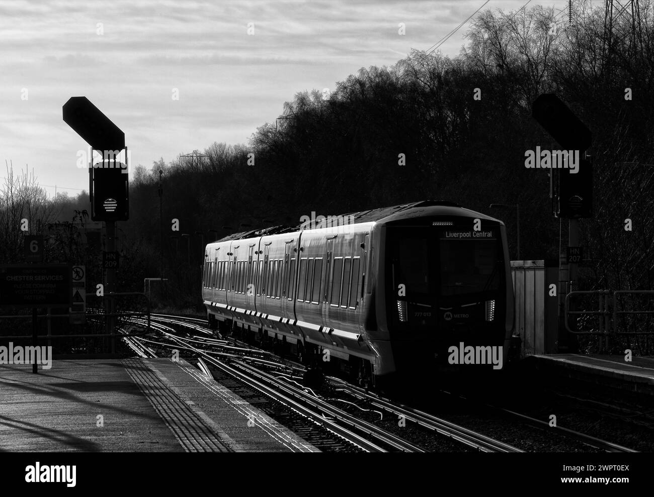 Treno elettrico Merseyrail Stadler classe 777 777013 che arriva alla stazione ferroviaria di Hooton, Cheshire, Regno Unito. Foto Stock