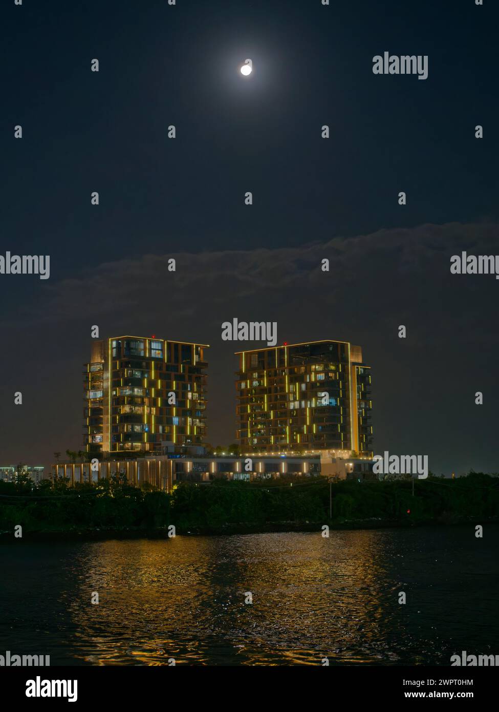 Luna ed edifici ho chi Minh City Vietnam TV000647 Foto Stock