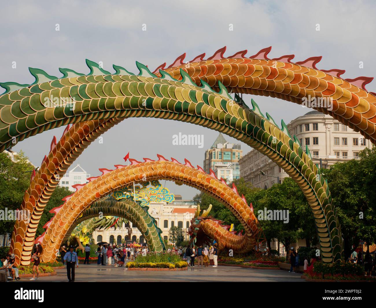 Decorazioni di draghi che celebrano l'anno lunare di Tet ho chi Minh City Vietnam TV000650 Foto Stock