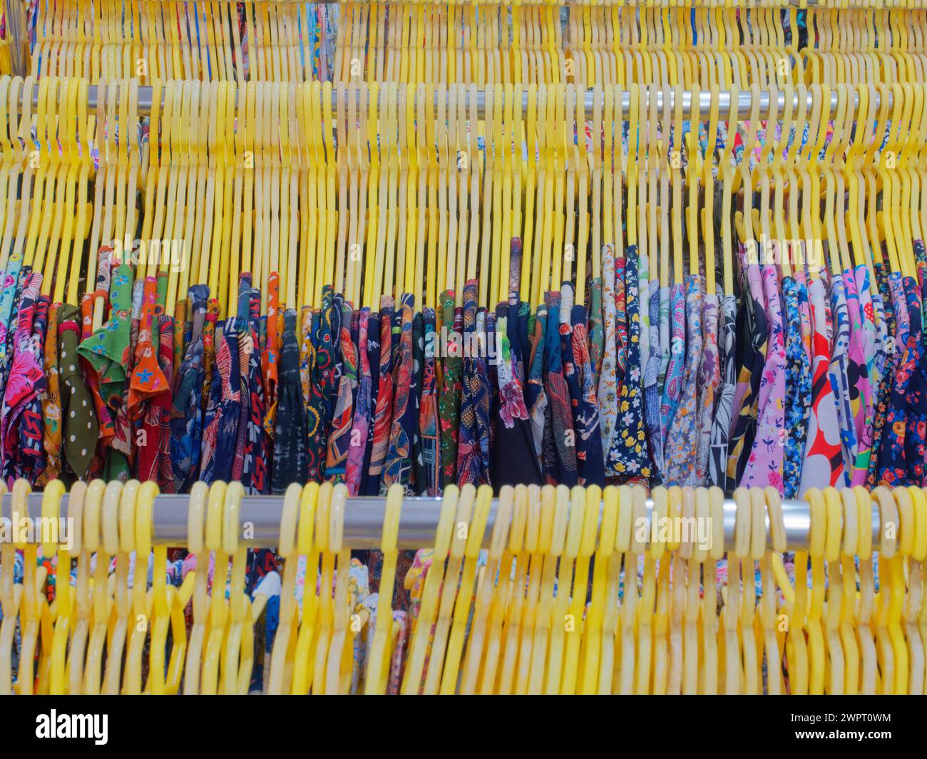 Abbigliamento Stall Ben Thanh Market ho chi Minh City Vietnam TV000676 Foto Stock