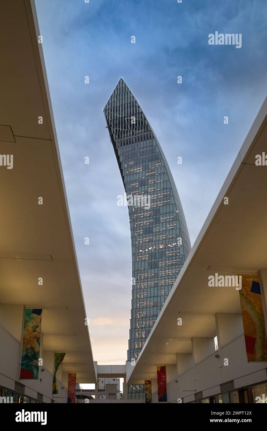 Il moderno edificio di uffici della Torre Libeskind sorge sul Citylife Shopping District, Milano, Italia Foto Stock