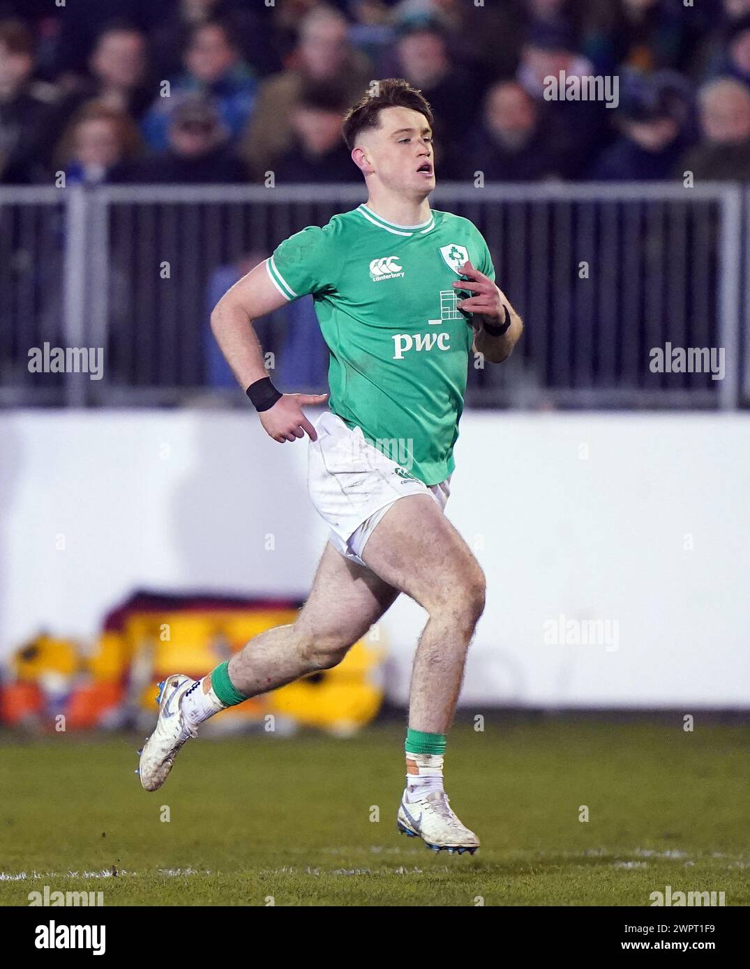 Oliver Coffey, irlandese, durante l'incontro del Six Nations Championship 2024 al Recreation Ground di Bath. Data foto: Venerdì 8 marzo 2024. Foto Stock