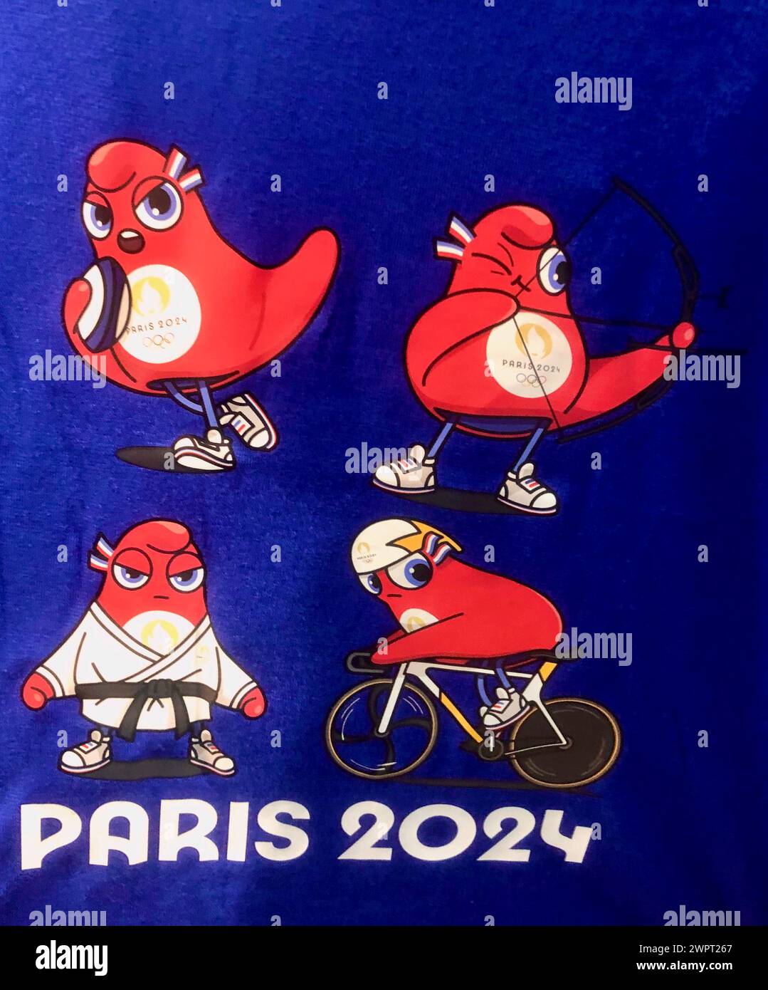 Vista ravvicinata di una maglietta che sostiene i Giochi olimpici estivi di Parigi del 2024. Foto Stock