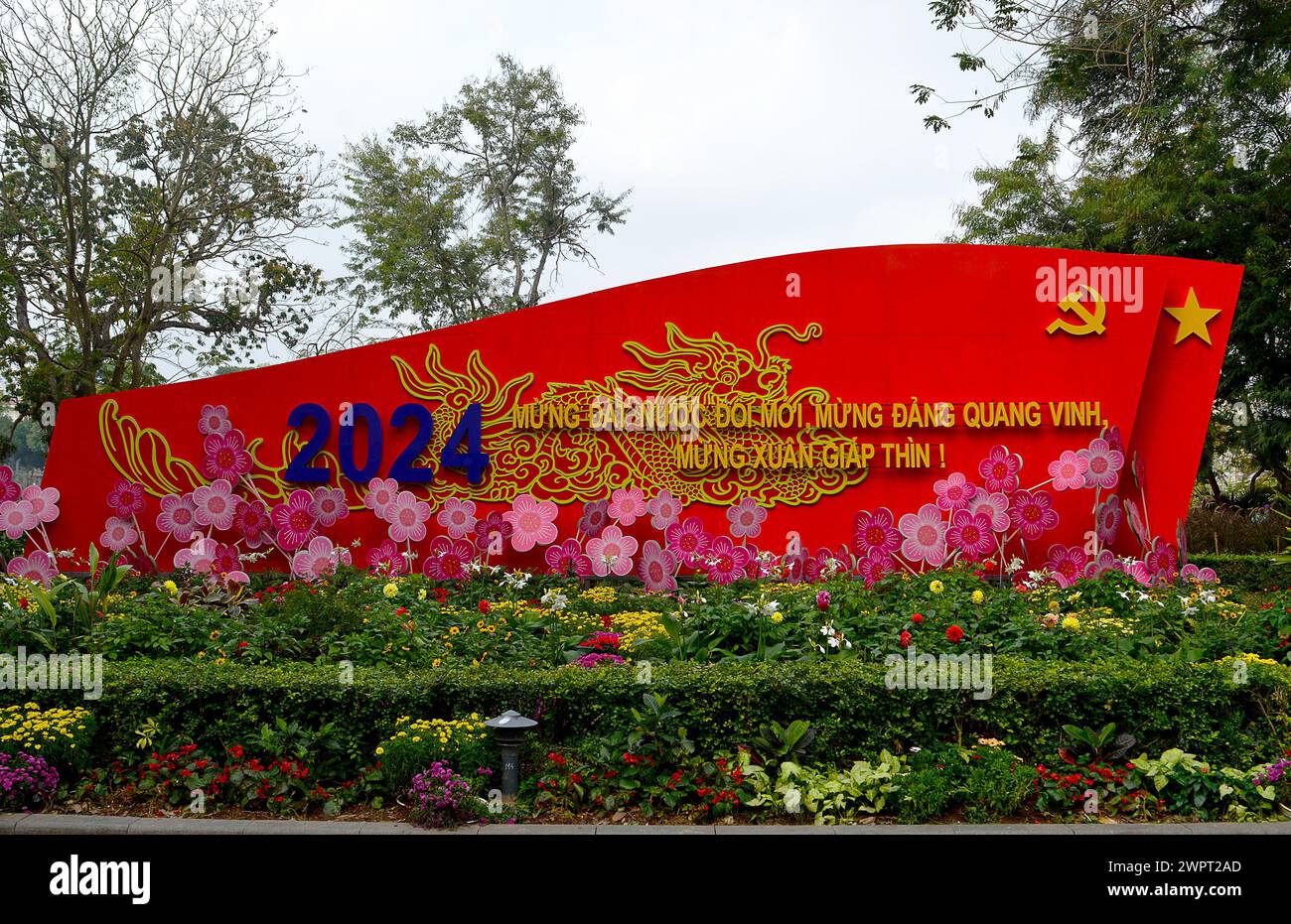 HANOI, VIETNAM - 14 febbraio 2024: Felice anno nuovo del drago con lo slogan "celebra il paese festeggiando la gloria del partito". Foto Stock