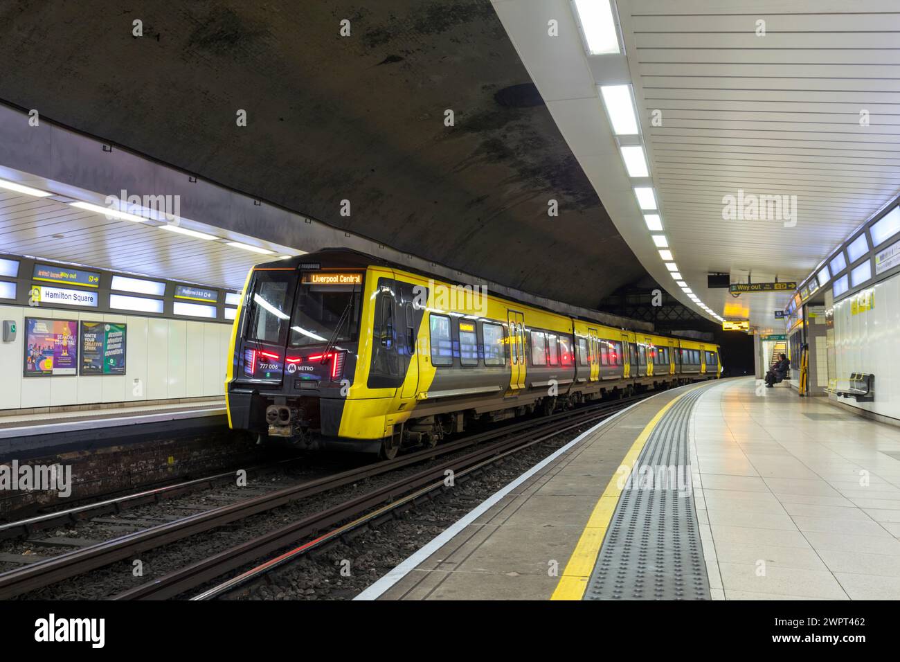 Treno elettrico Merseyrail Stadler classe 777 777006 alla stazione della metropolitana di Hamilton Square, Liverpool, Regno Unito Foto Stock