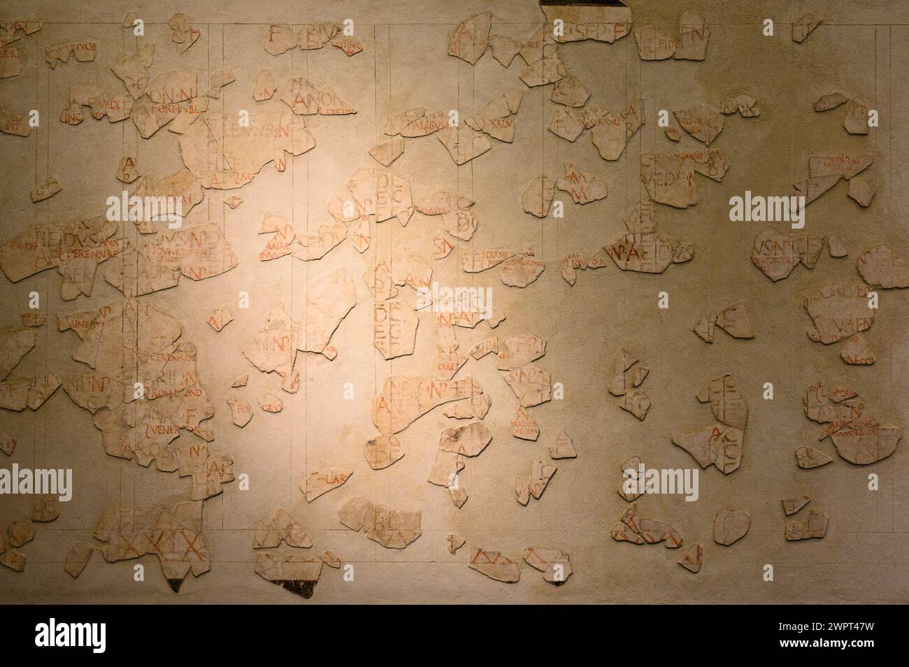 Roma. Italia. Fasti Antiates, Palazzo massimo alle Terme, Museo Nazionale Romano. I Fasti Antiates (Fasti Anziati) sono i resti del kno più antico Foto Stock