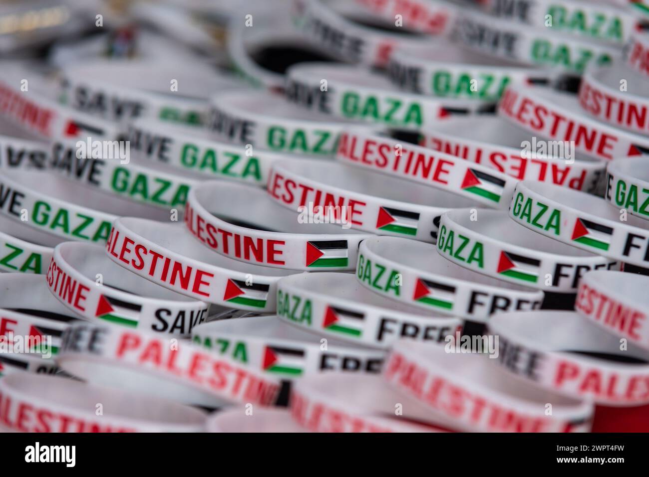 Hyde Park Corner, Londra, Regno Unito. 9 marzo 2024. Si sta protestando contro l'escalation dell'azione militare a Gaza mentre il conflitto tra Israele e Hamas continua. Organizzati da gruppi tra cui Palestine Solidarity Campaign e Stop the War Coalition, dal titolo “National Demonstration” e con inviti a “fermare il genocidio”, “cessate il fuoco ora” e “Palestina libera”, i manifestanti si riuniscono intorno a Hyde Park Corner prima di dirigersi all’ambasciata americana a Nine Elms. Braccialetti di Gaza Foto Stock