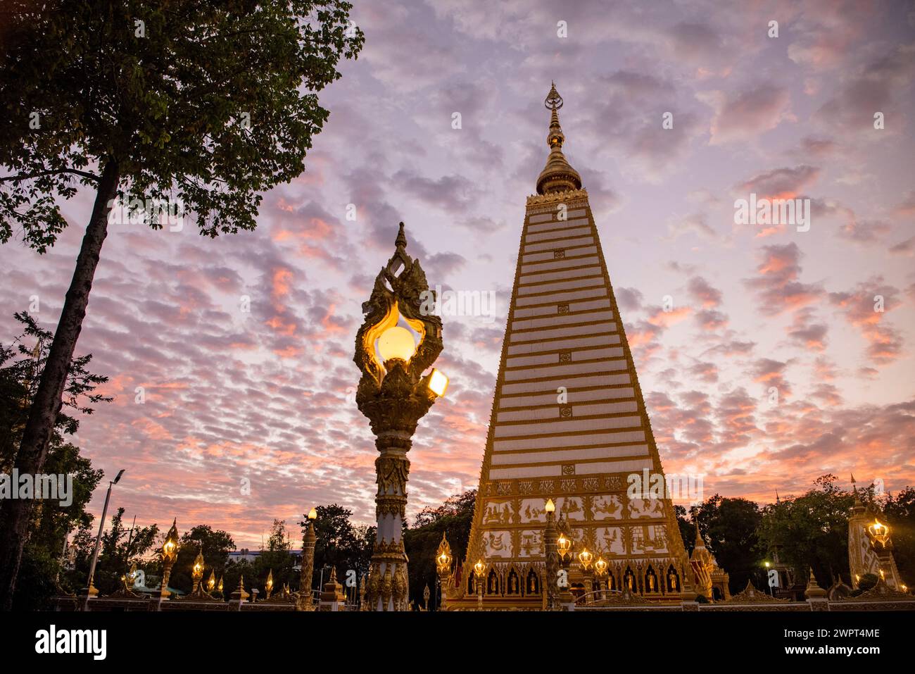 Il tempio Sri Maha Pho Chedi di Wat Phra That Nong Bua nel centro della città di Udon Ratchathani e la provincia di Ubon Ratchathani in Thailandia. Tailandia, U Foto Stock