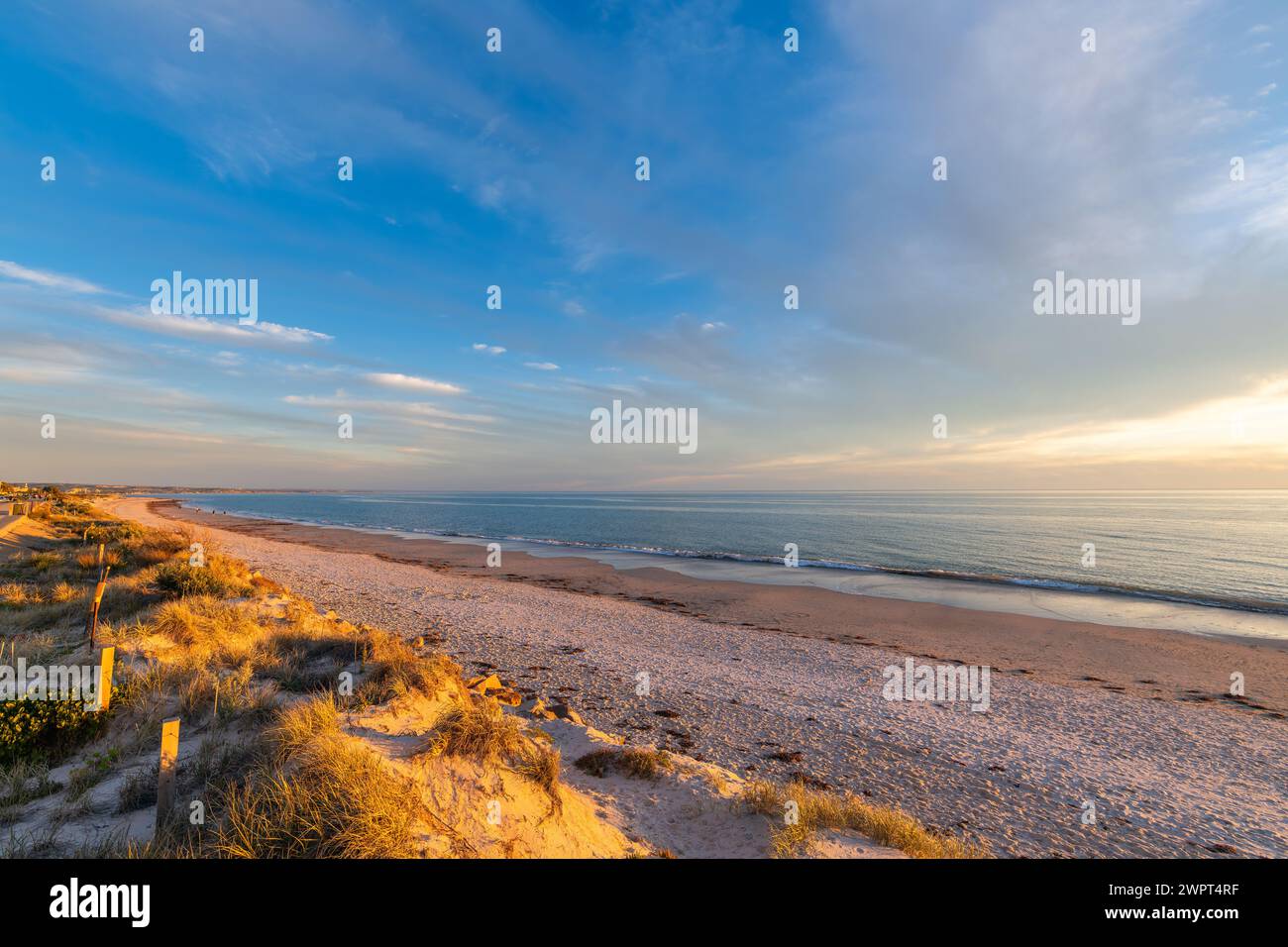 Costa di Henley Beach con molo al tramonto, Australia meridionale Foto Stock