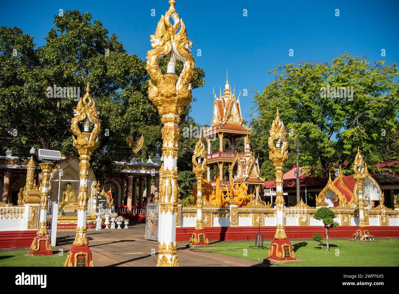 Il tempio Wat Phra That Nong Bua nel centro della città di Udon Ratchathani e la provincia di Ubon Ratchathani in Thailandia. Thailandia, Ubon Ratchathani, Novem Foto Stock