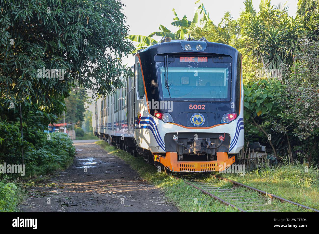 Manila, Filippine. 9 marzo 2024: Le operazioni delle Ferrovie nazionali delle Filippine (PNR) a Metro Manila si fermeranno per 5 anni il 28 marzo, come indicato dal Dipartimento dei trasporti (DOTr). La chiusura, che dovrebbe interessare molti filippini nella capitale, sarà compensata da autobus e accelererà di 8 mesi la costruzione del progetto North-South Commuter Railway (NSCR). Una volta completato, l'NSCR correrà da Clark, Pampanga a Calamba, Laguna. La mega ferrovia, parte dell'ambizioso progetto di espansione ferroviaria di PH, dovrebbe ospitare fino a 800.000 passeggeri al giorno.credito: Kevin Izorce/Alamy Live News Foto Stock
