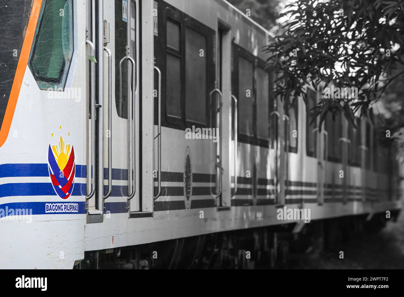 Manila, Filippine. 9 marzo 2024: Le operazioni delle Ferrovie nazionali delle Filippine (PNR) a Metro Manila si fermeranno per 5 anni il 28 marzo, come indicato dal Dipartimento dei trasporti (DOTr). La chiusura, che dovrebbe interessare molti filippini nella capitale, sarà compensata da autobus e accelererà di 8 mesi la costruzione del progetto North-South Commuter Railway (NSCR). Una volta completato, l'NSCR correrà da Clark, Pampanga a Calamba, Laguna. La mega ferrovia, parte dell'ambizioso progetto di espansione ferroviaria di PH, dovrebbe ospitare fino a 800.000 passeggeri al giorno.credito: Kevin Izorce/Alamy Live News Foto Stock