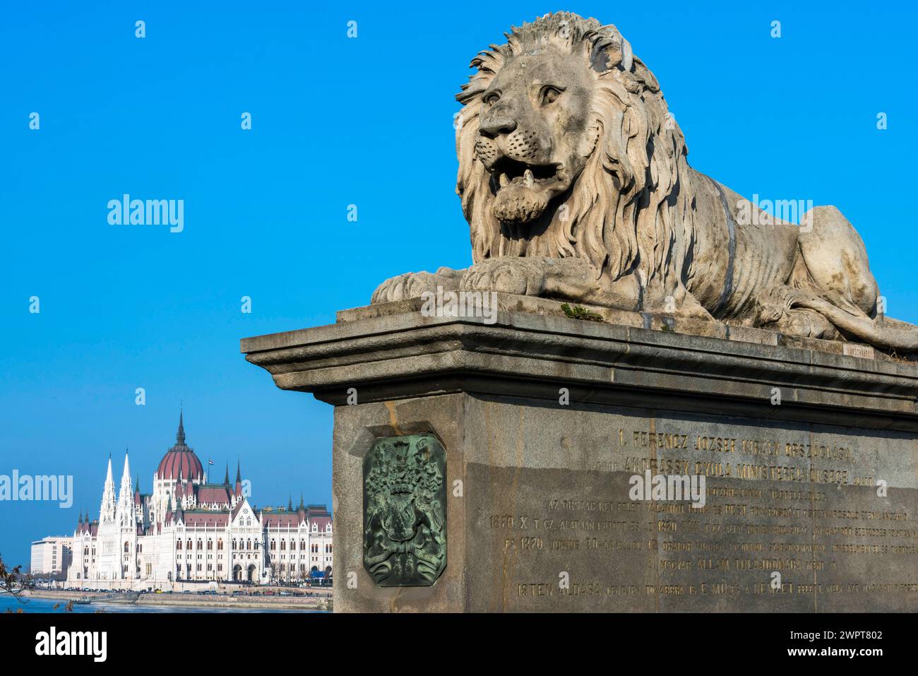 Il Leone del Ponte delle catene con il Parlamento, viaggi, gita in città, turismo, Europa orientale, architettura, edificio, monumento, storia, storia Foto Stock